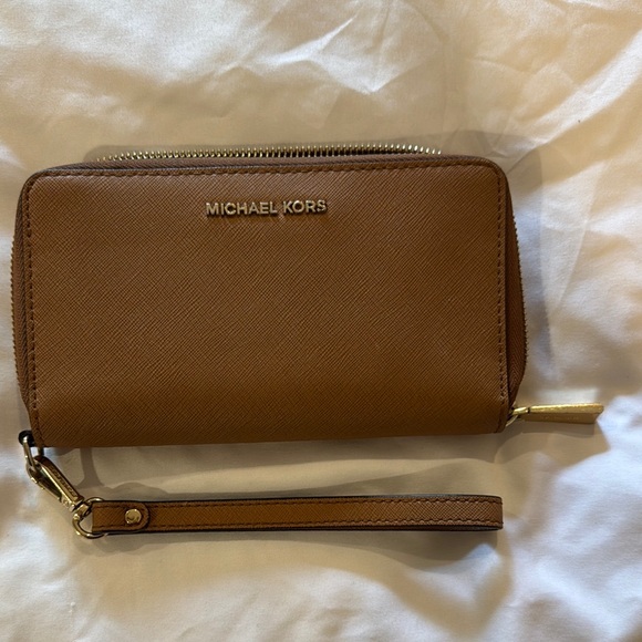 Michael Kors Handbags - Michael Kors Crossgrain Leather Smartphone Wristlet